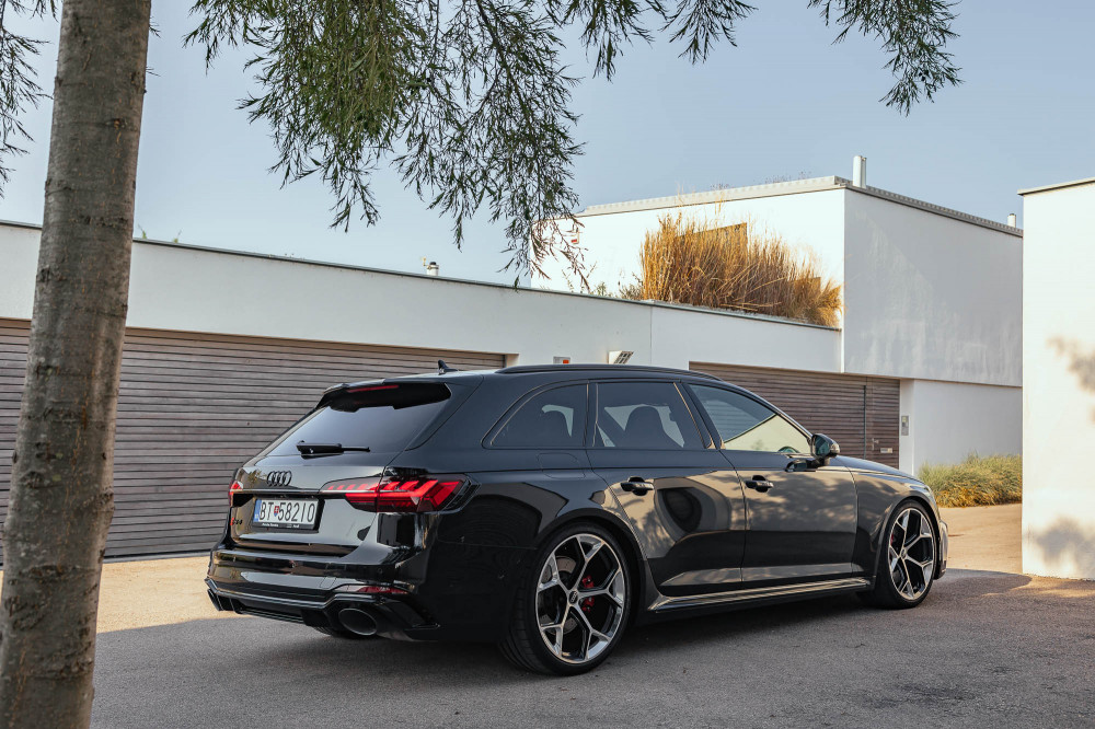Audi RS 4 Avant vs BMW M3 Touring
